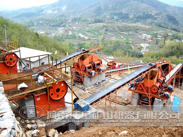 金礦石破碎現(xiàn)場