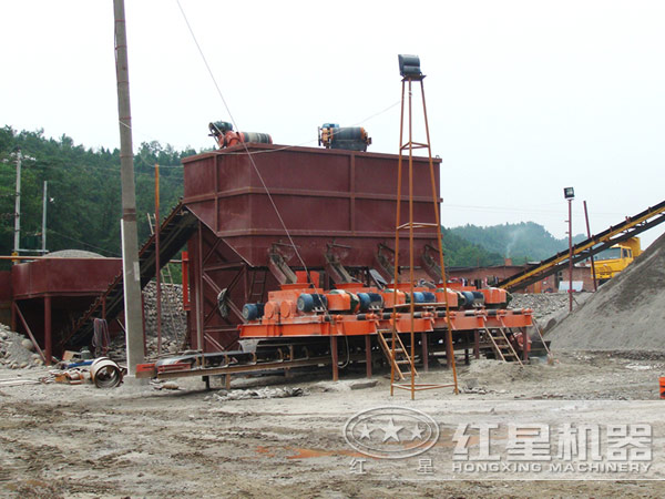 對輥式制砂機作業現場 對輥式制砂機作業現場