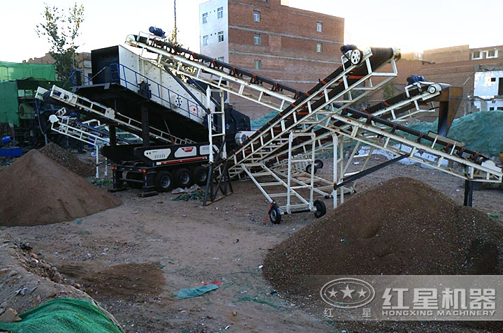 移動碎石破碎機(jī)作業(yè)現(xiàn)場圖