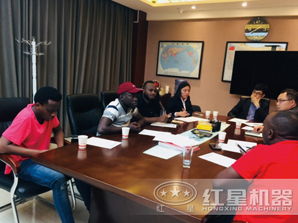 紅星為客戶講解、配置設備