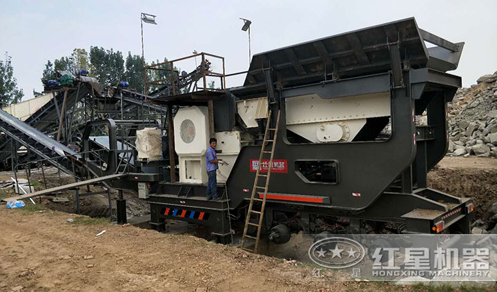 安裝就緒,即將投入生產(chǎn)的移動碎石機 安裝就緒,即將投入生產(chǎn)的移動碎石機