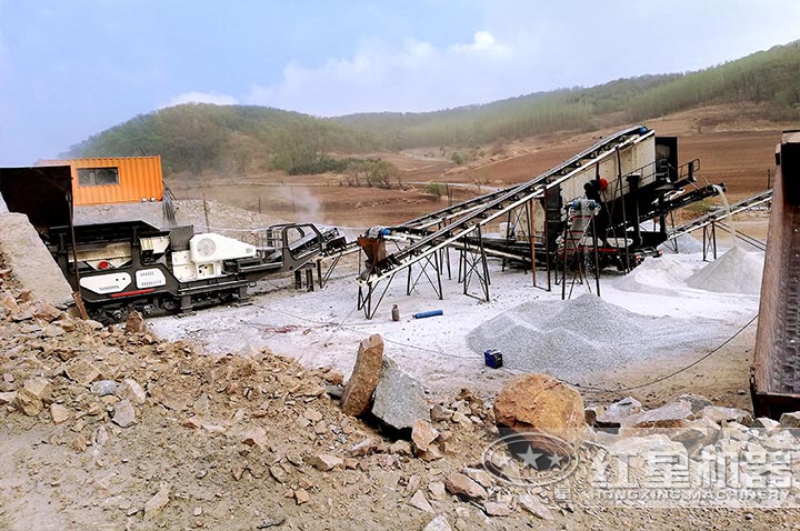 大型流動(dòng)碎石設(shè)備現(xiàn)場(chǎng) 大型流動(dòng)碎石設(shè)備現(xiàn)場(chǎng)