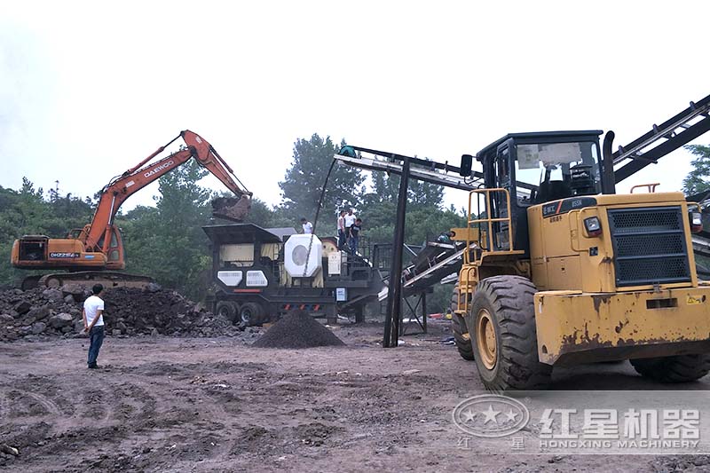 配顎破的移動(dòng)破煤機(jī)客戶現(xiàn)場(chǎng) 配顎破的移動(dòng)破煤機(jī)客戶現(xiàn)場(chǎng)