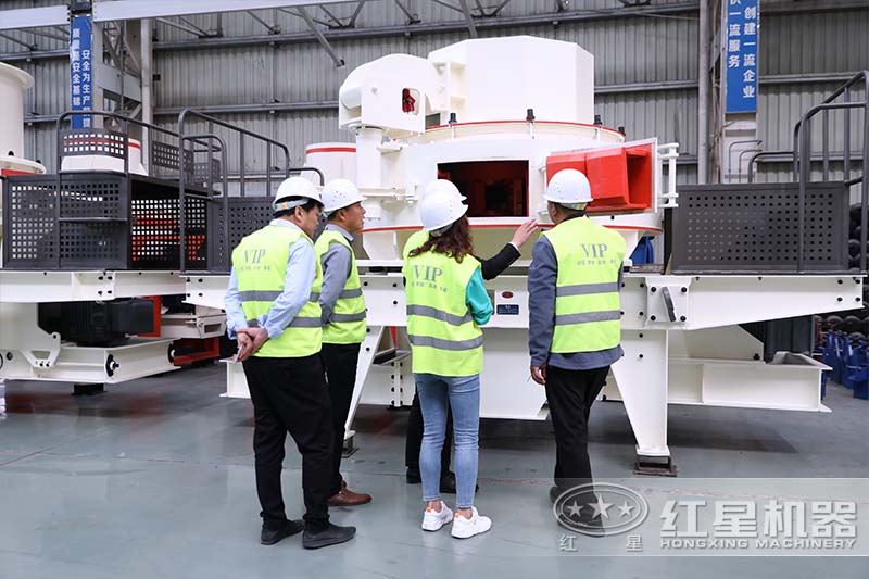 客戶到紅星廠區了解石料制砂機設備 客戶到紅星廠區了解石料制砂機設備