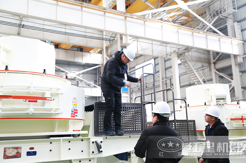 客戶來(lái)廠考察制砂碎石機(jī)設(shè)備